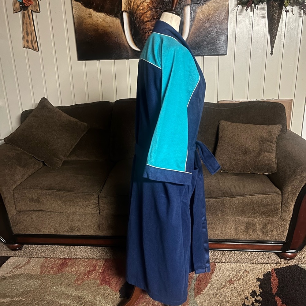 Classic collection by Van Heusen Men’s Navy/Turquoise ~ One Size Robe ~ New - Picture 12 of 16